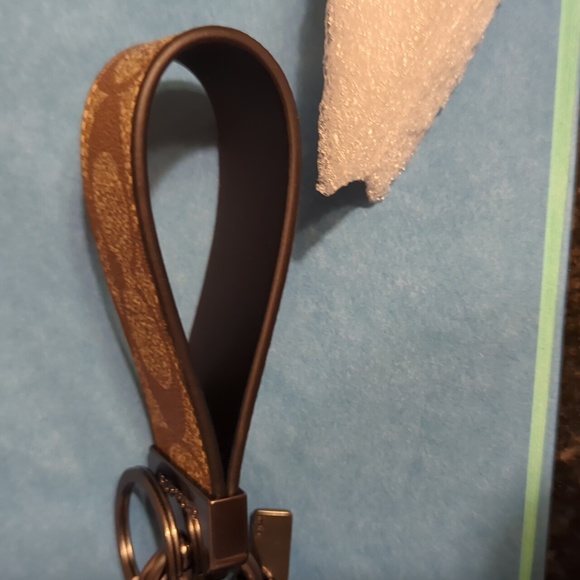 NWT 🫶 COACH 🫶 leather/canvas 🌟LOOP KEY FOB SIGNATURE KHAKI/GUNMETAL 🎁 GIFT! - Picture 8 of 8